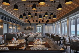 2 restaurantes, se sirve desayuno 