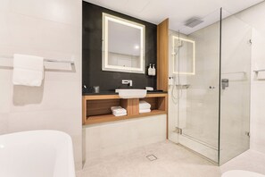 Premier Suite | Bathroom | Eco-friendly toiletries, hair dryer, towels, soap - Furama Darling Harbour (Haymarket)