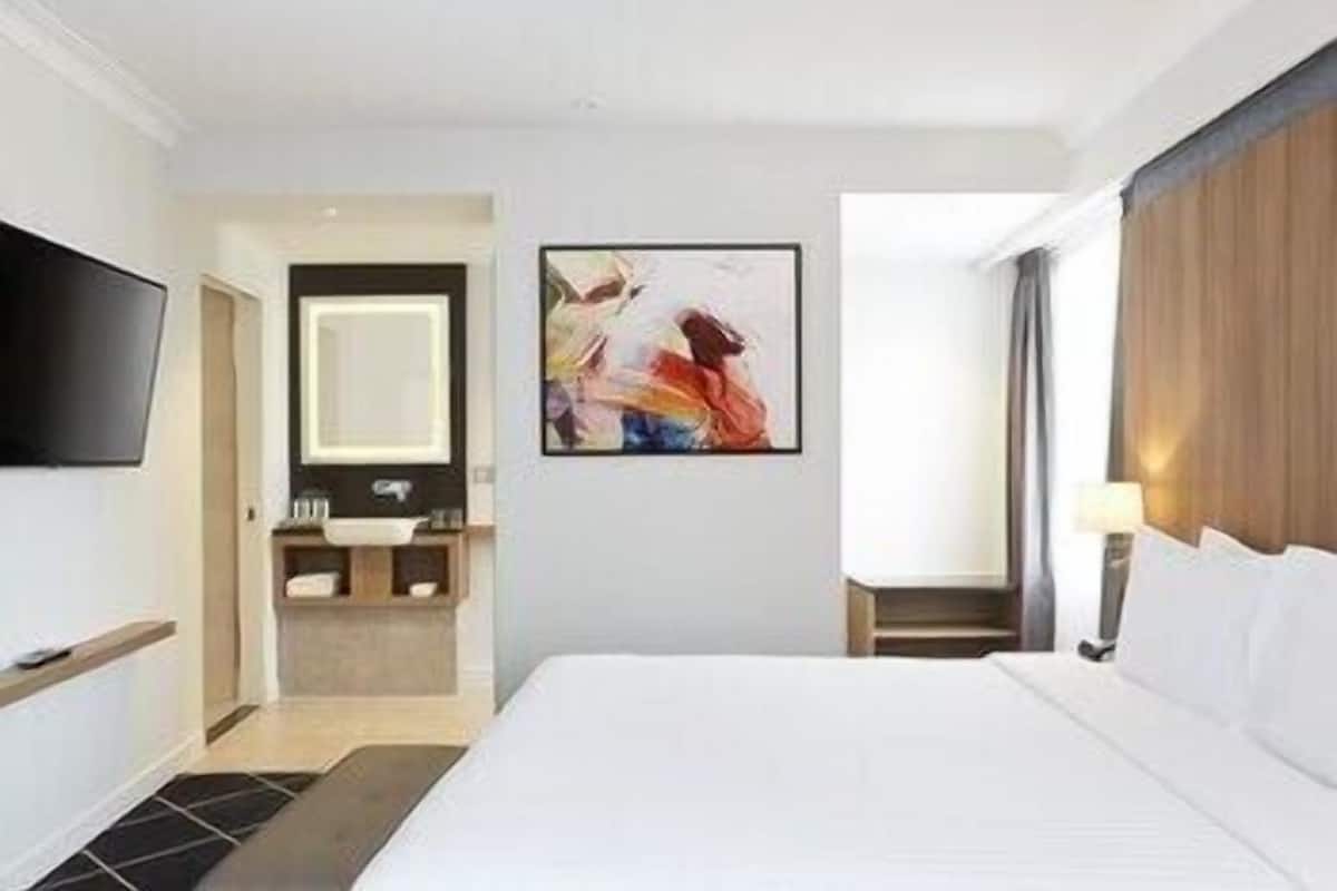 In-room safe, individually furnished, desk, laptop workspace