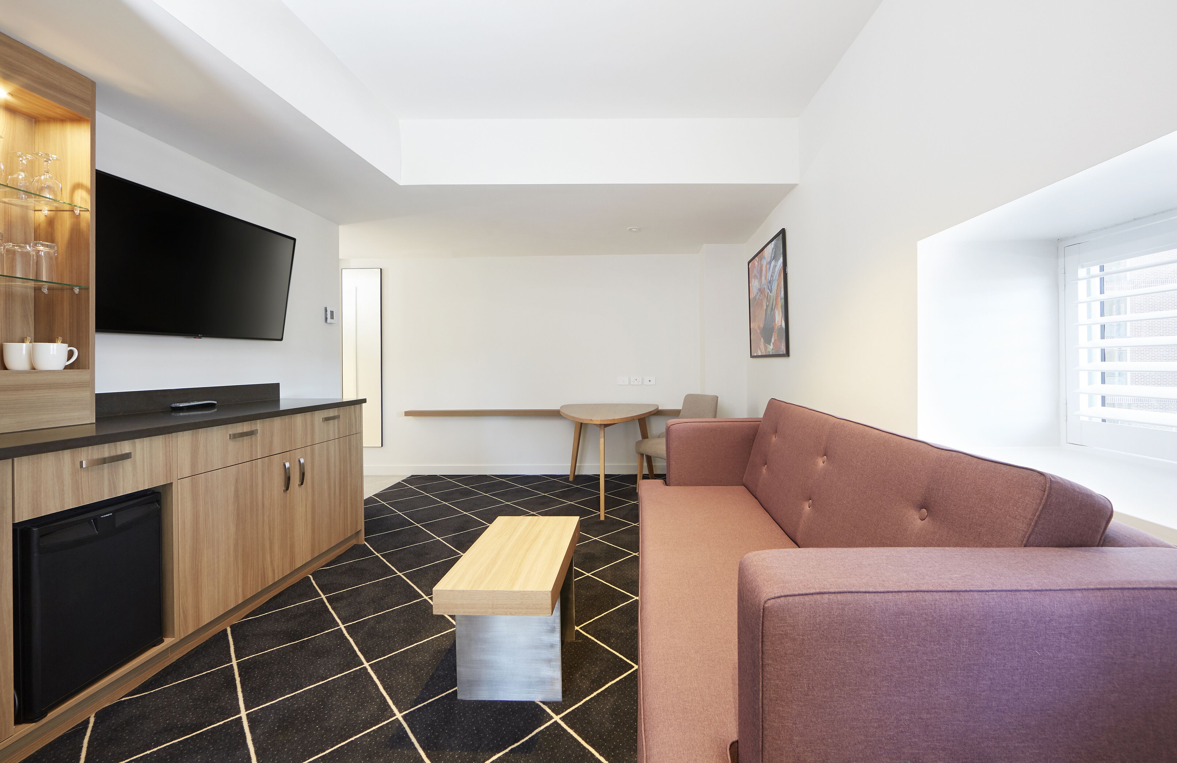 30-inch flat-screen tv with cable channels, streaming services