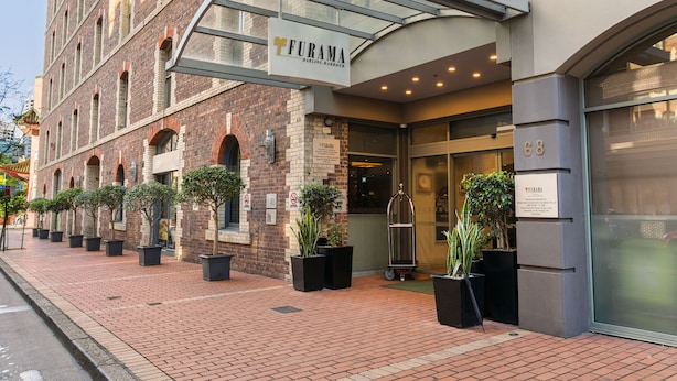 Un edificio con un letrero que dice "Furama Darling Harbour".