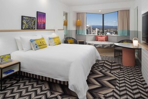 Minibar, caja de seguridad en la habitación y cortinas blackout