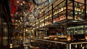 2 間餐廳,供應早餐、午餐和晚餐,壽司