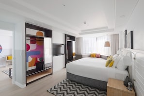 Suite, 1 Tempat Tidur King, pemandangan samudra | Minibar, brankas, tirai kedap cahaya, dan setrika/meja setrika