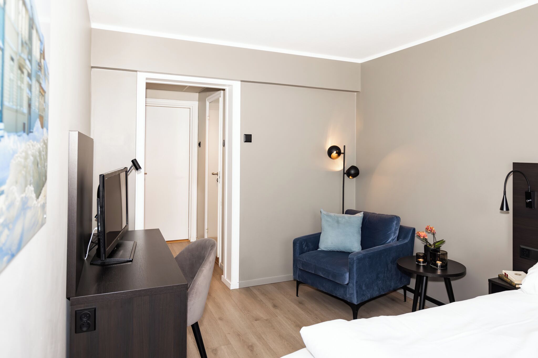 Blackout drapes, free WiFi, bed sheets, alarm clocks