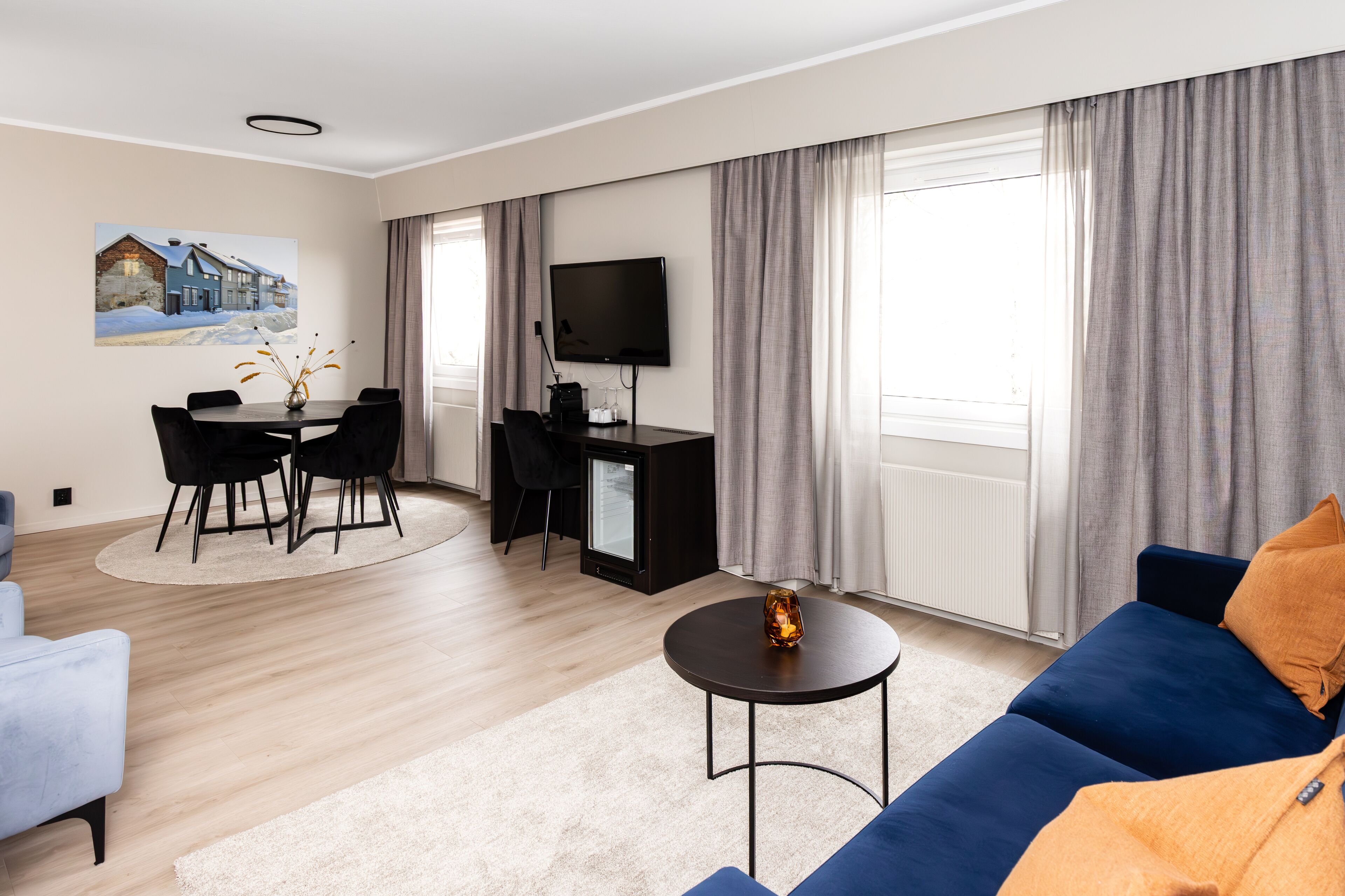 Blackout drapes, free WiFi, bed sheets, alarm clocks