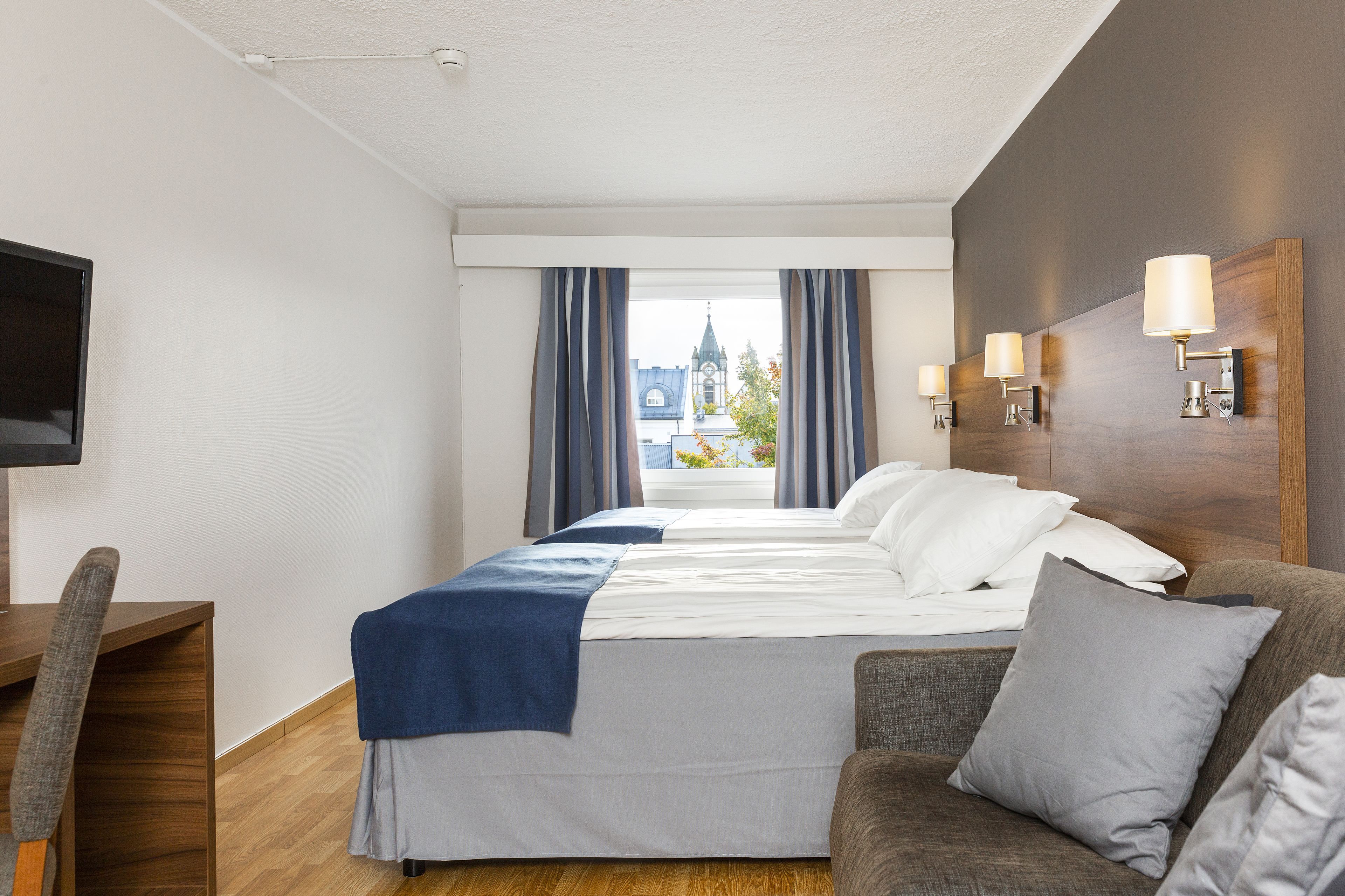 family room, 2 double beds, non smoking (standard) | blackout curtains, free wifi, bed sheets, alarm clocks