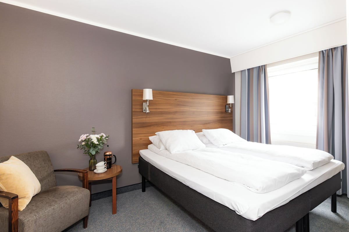 Quarto casal standard, para não fumantes | Cortinas blackout, Wi-Fi de cortesia, roupa de cama, despertadores