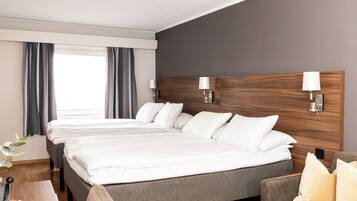 Familienzimmer, 2 Doppelbetten, Nichtraucher (Standard) | Verdunkelungsvorhänge, kostenloses WLAN, Bettwäsche, Wecker