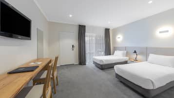 Habitación ejecutiva con 2 camas individuales, 2 camas de matrimonio, frigorífico y microondas | Escritorio, sistema de insonorización, tabla de planchar con plancha