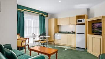 Family Suite, 2 Bedrooms, Non Smoking, Kitchenette | Private kitchenette | Fridge, microwave, coffee/tea maker, electric kettle