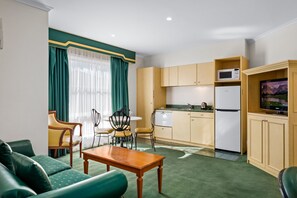 Family Suite, 2 Bedrooms, Non Smoking, Kitchenette | Private kitchenette