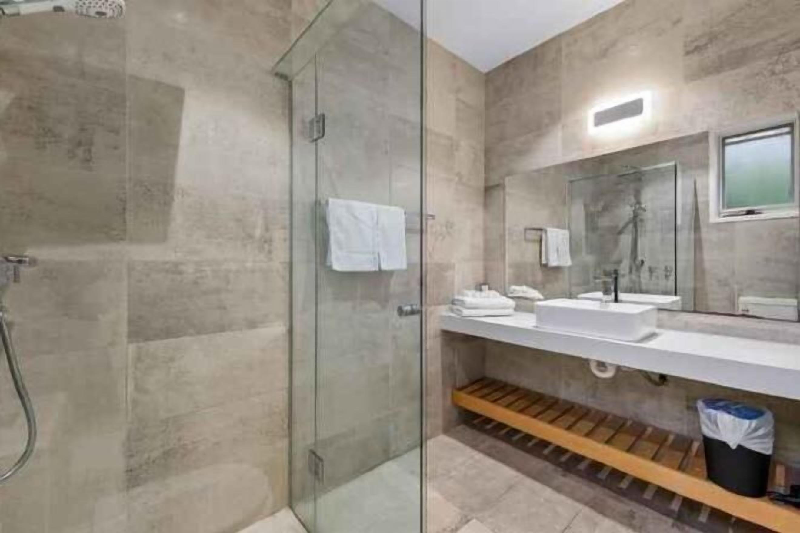 Salle de bain | Douche, articles de toilette gratuits, serviettes fournies