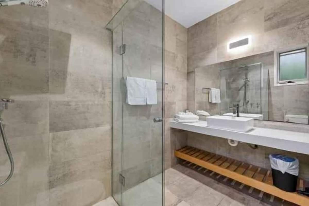 Salle de bain | Douche, articles de toilette gratuits, serviettes fournies