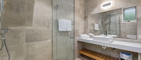 Shower, free toiletries, towels