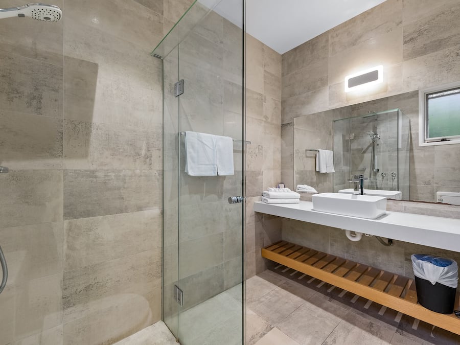 Douche, articles de toilette gratuits, serviettes fournies