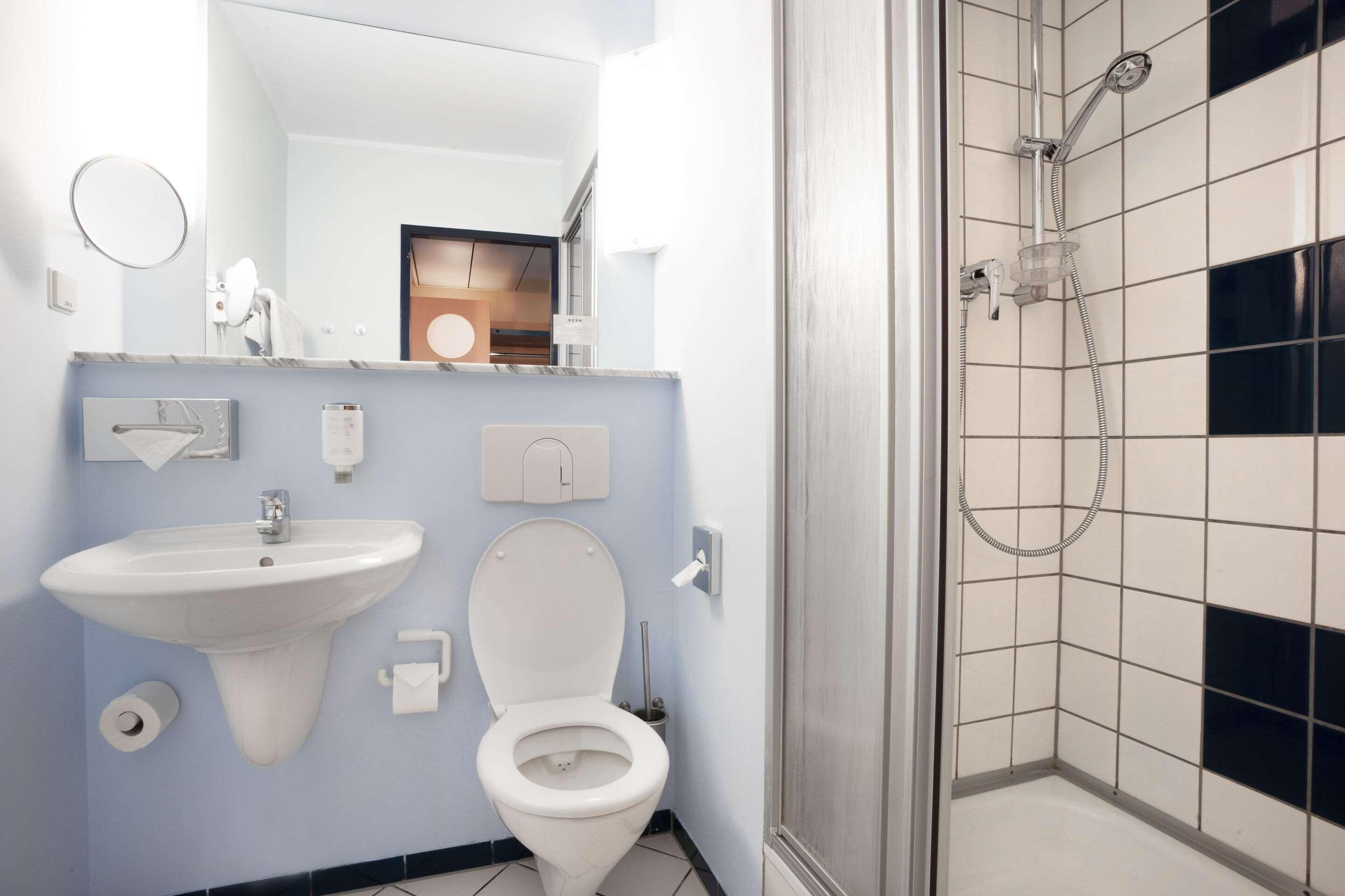 Badezimmer | Dusche, kostenlose Toilettenartikel, Haartrockner, Handtücher