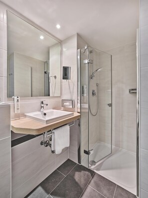 Executive Room, 1 Queen Bed, River View | Bathroom | Shower, rainfall showerhead, free toiletries, hair dryer - Best Western Hotel Wetzlar (Wetzlar)