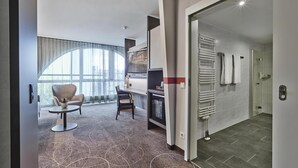 A modern hotel room with a large window, a desk, a chair, and a shower area. - Best Western Hotel Wetzlar (Wetzlar)