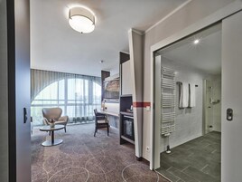 Suite, 2 camas individuales (Cozy Sitting Corner) | Ropa de cama hipoalergénica, caja fuerte, cortinas opacas