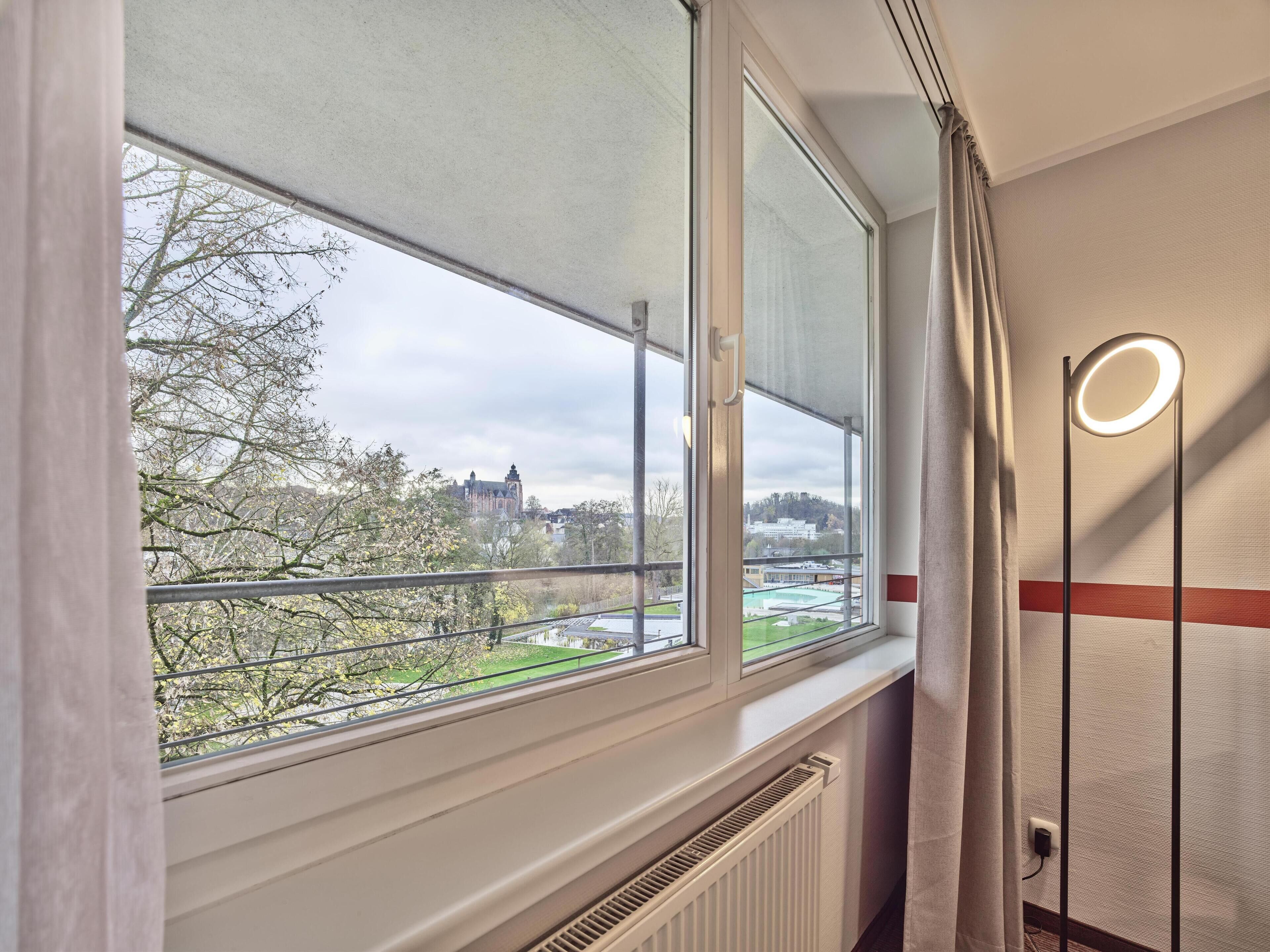 Ropa de cama hipoalergénica y caja de seguridad en la habitación 