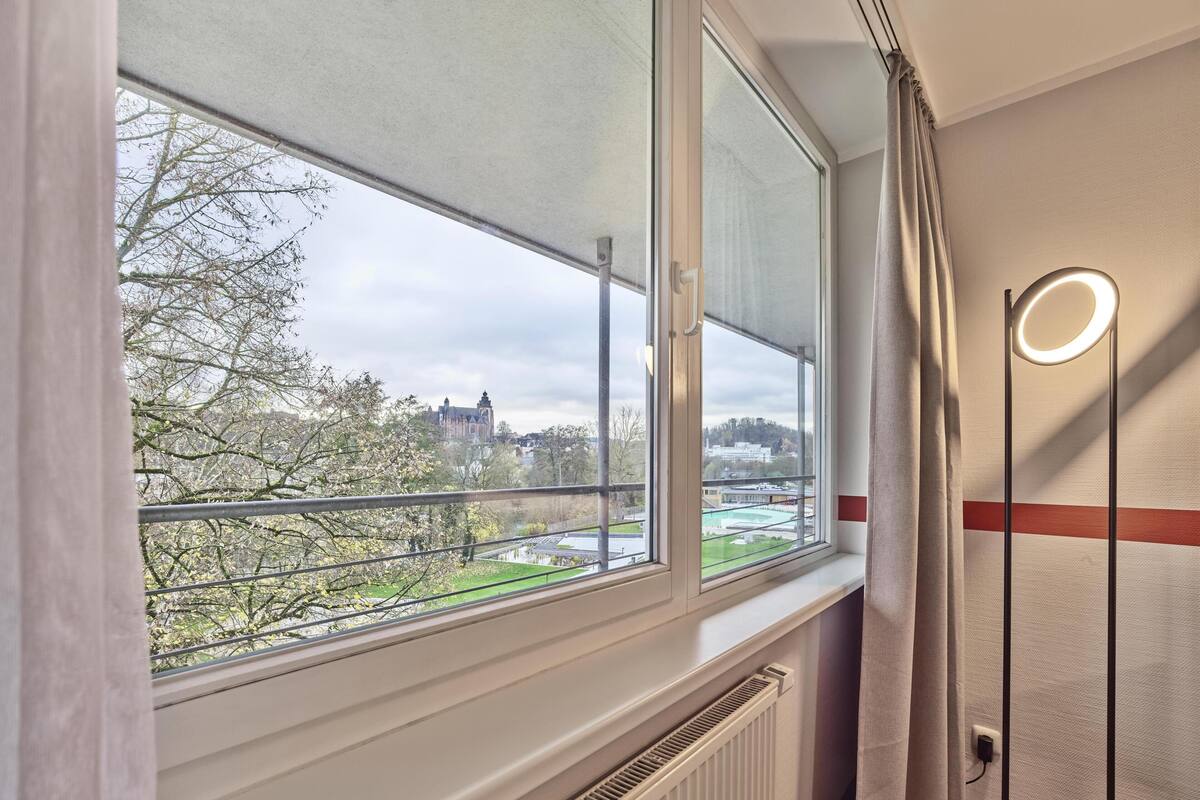 Ropa de cama hipoalergénica y caja de seguridad en la habitación