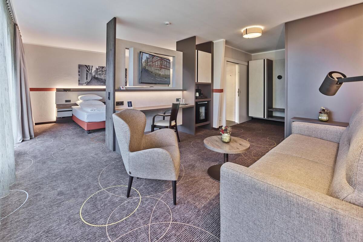 Suite, 2 camas individuales (Cozy Sitting Corner) | Ropa de cama hipoalergénica y caja de seguridad en la habitación