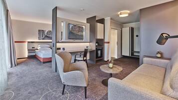 Suite - 2 enkeltsenge (Cozy Sitting Corner) | Allergivenligt sengetøj, pengeskab på værelset, mørklægningsgardiner