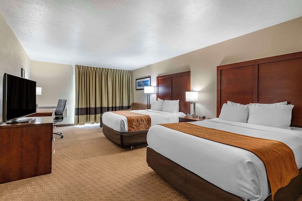 Roupas de cama premium, escrivaninha, cortinas blackout