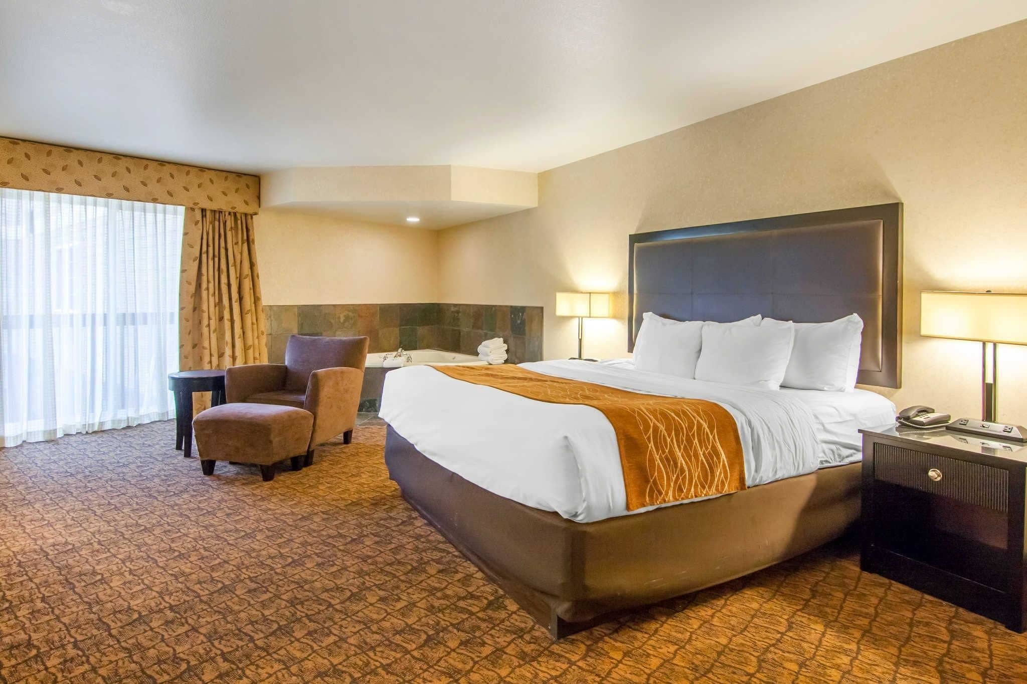 Standard Room, 1 King Bed with Jetted Tub, Non Smoking | Premium bedding, desk, blackout drapes, iron/ironing board