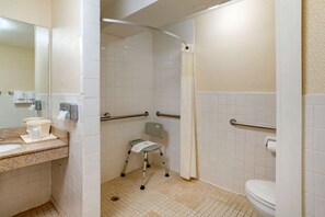 Habitación, 2 camas dobles, accesible para personas con discapacidad, no fumadores | Baño | Artículos de higiene personal gratuitos, secador de pelo y toallas