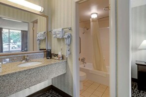 Habitación estándar, 1 cama Queen size, para no fumadores | Baño | Amenidades de baño gratuitas, secadora de cabello, toallas 