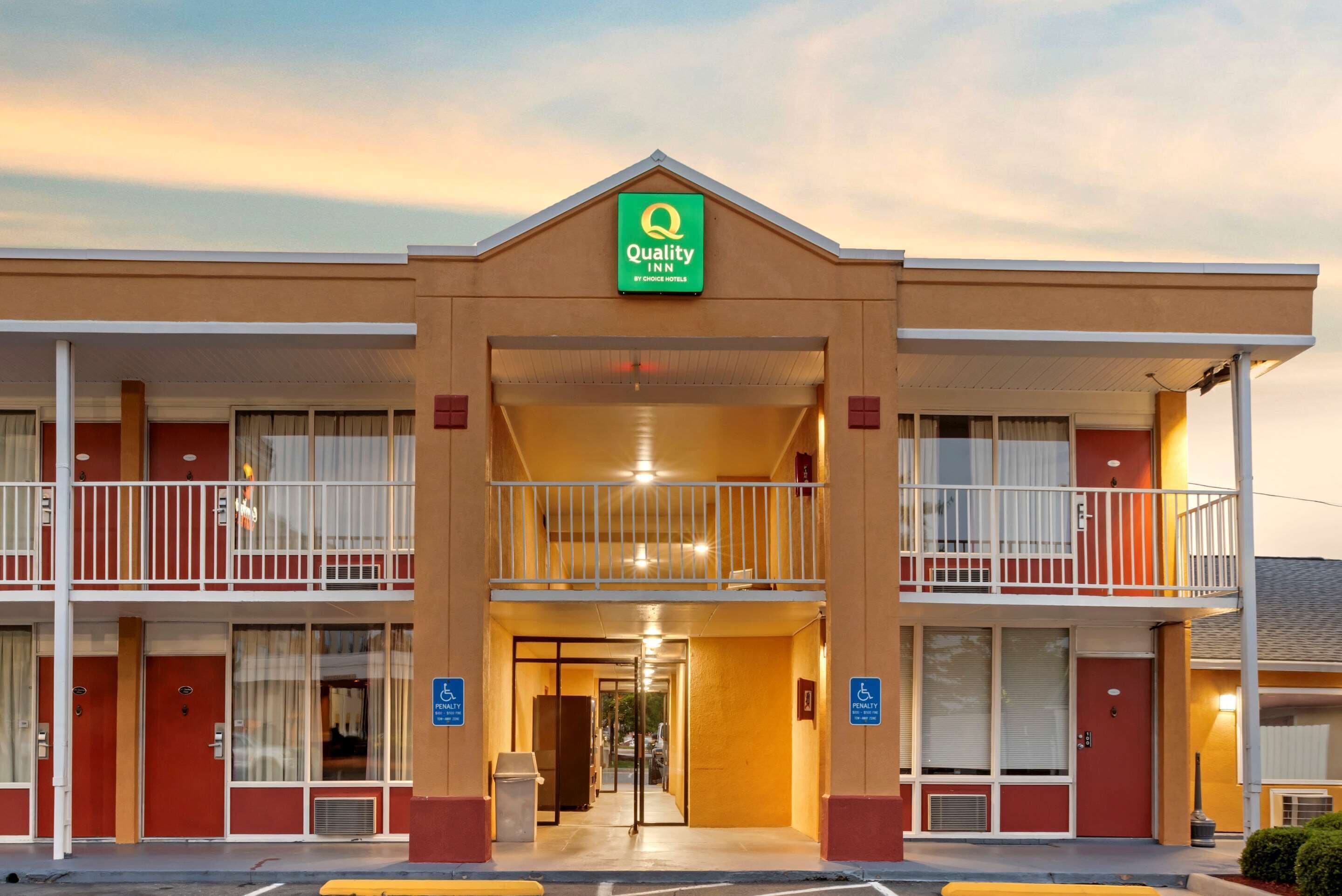 Un hôtel Quality Inn by Wyndham à deux étages, doté d’une entrée centrale, de balcons et d’installations accessibles aux personnes handicapées.