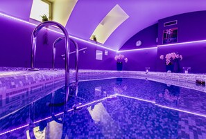 Indoor spa tub