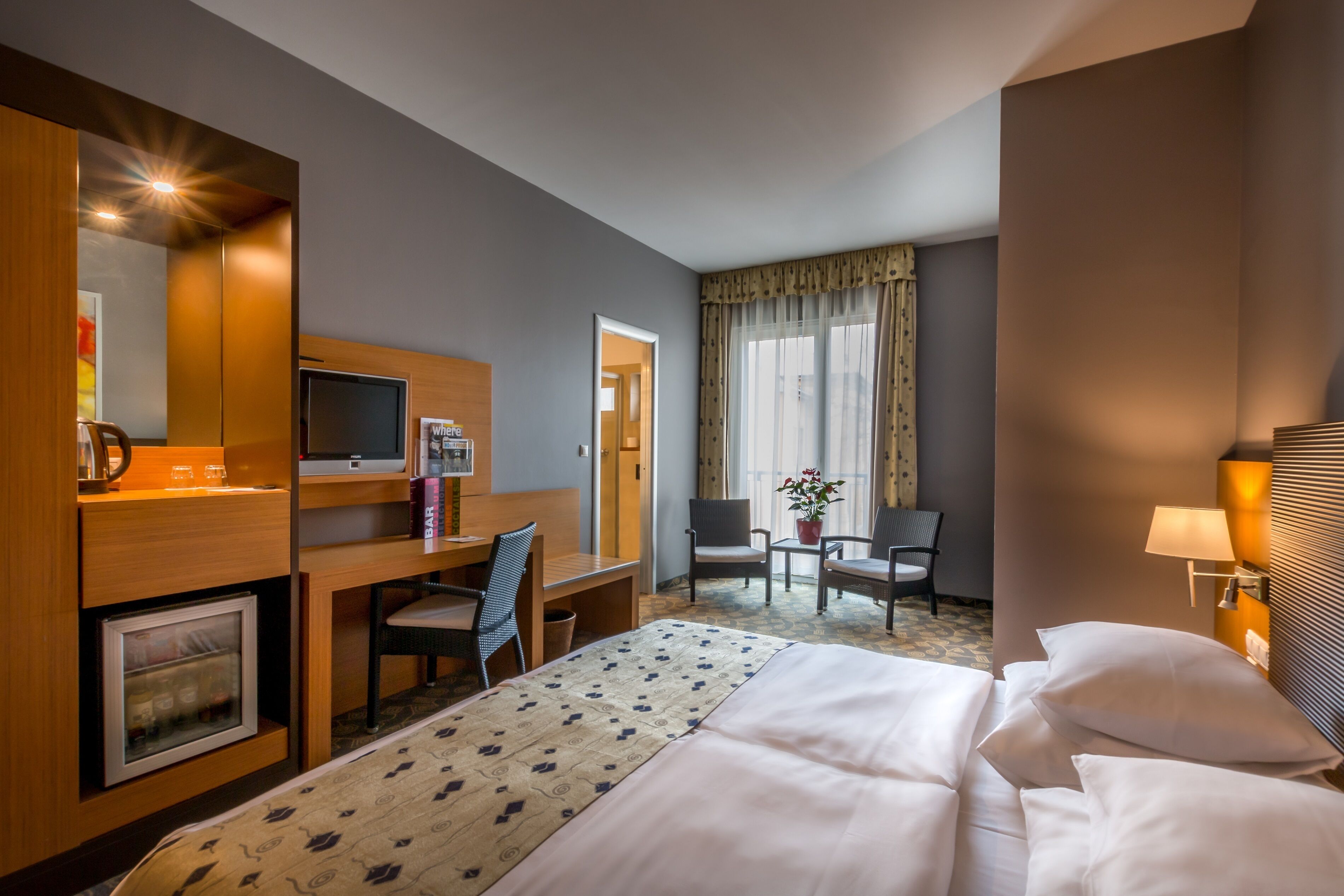 standard double or twin room | 1 bedroom, minibar, in-room safe, desk