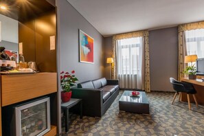 Deluxe Double Room | Minibar, in-room safe, desk, blackout drapes