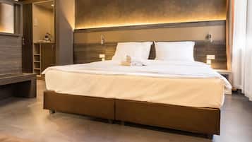 Quarto casal luxo | Frigobar, cofres nos quartos, escrivaninha, cortinas blackout