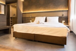 Deluxe Double Room | Minibar, in-room safe, desk, blackout drapes