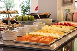 Daily buffet breakfast (BRL 27 per person)