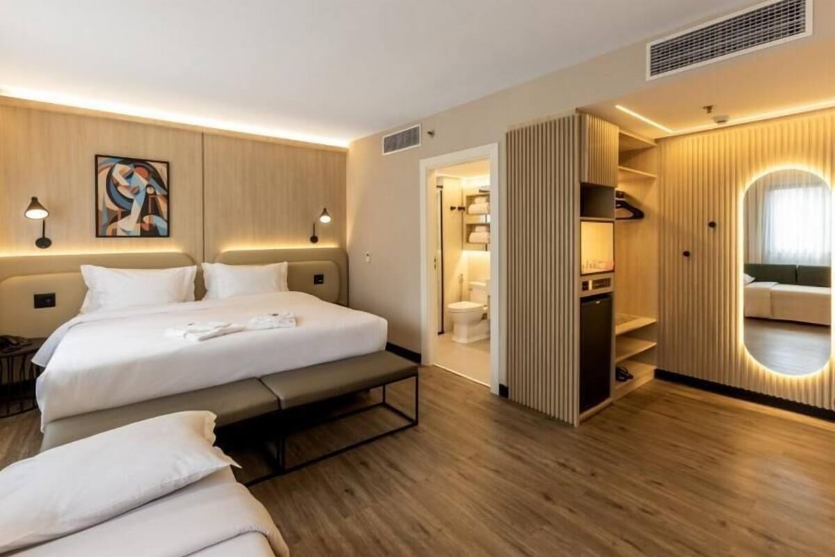 Minibar, Zimmersafe, Schreibtisch, Verdunkelungsvorhänge