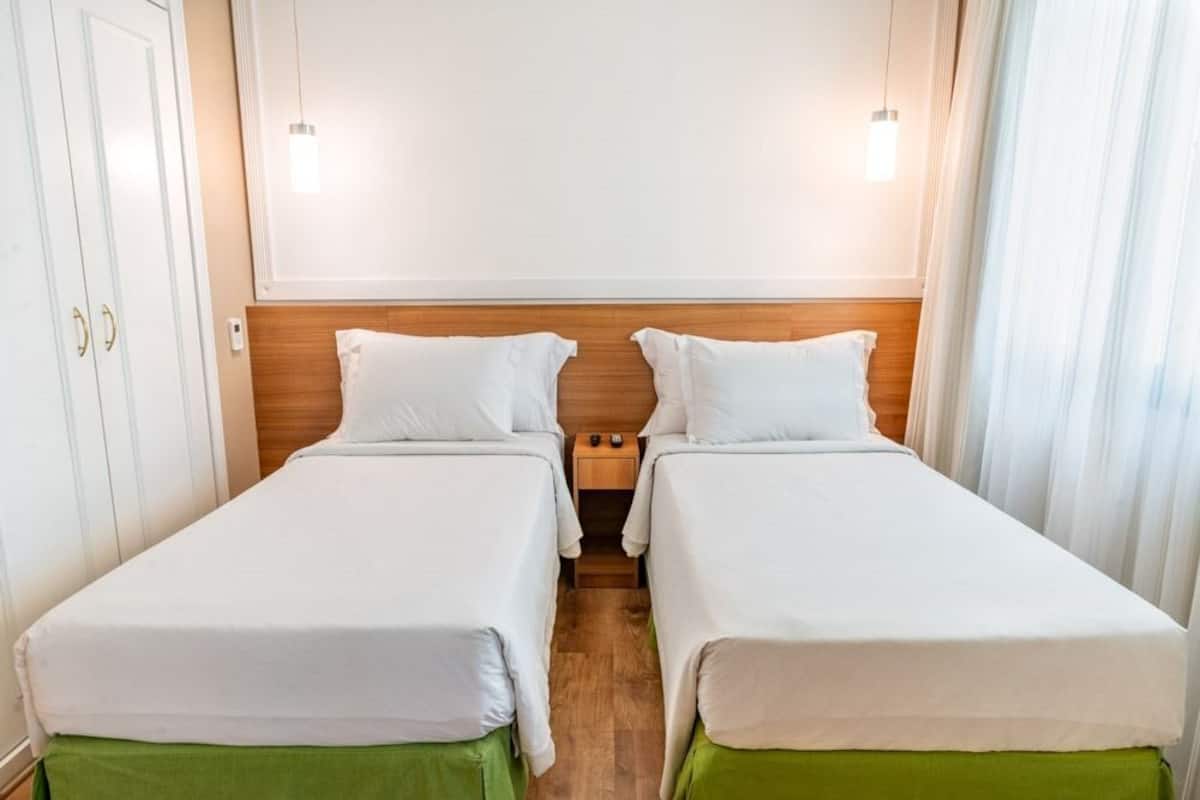 Minibar, két bảo mật tại phòng, bàn, màn/rèm cản sáng