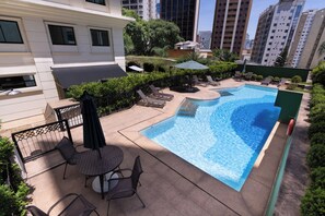 Piscina externa, guarda-sóis, espreguiçadeiras