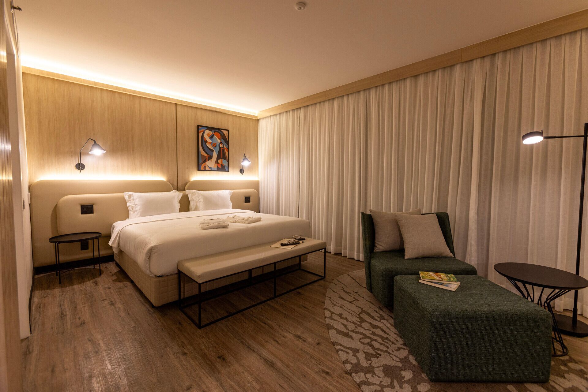 Frigobar, cofres nos quartos, escrivaninha, cortinas blackout