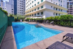 Piscina externa, guarda-sóis, espreguiçadeiras