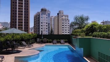 室外游泳池,池畔遮阳伞,日光浴躺椅