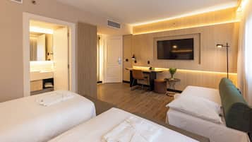 Quarto luxo, 1 quarto, vista para a cidade | Frigobar, cofres nos quartos, escrivaninha, cortinas blackout