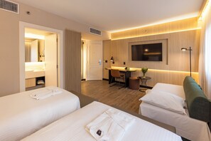 Deluxe kamer, 1 slaapkamer, uitzicht op stad | Een minibar, een kluis op de kamer, een bureau, verduisterende gordijnen