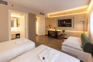 Luxo Triplo Twin - 2 Camas Solteiro e 1 Sofá Cama | 迷你吧、客房内保险箱、办公桌、遮光窗帘