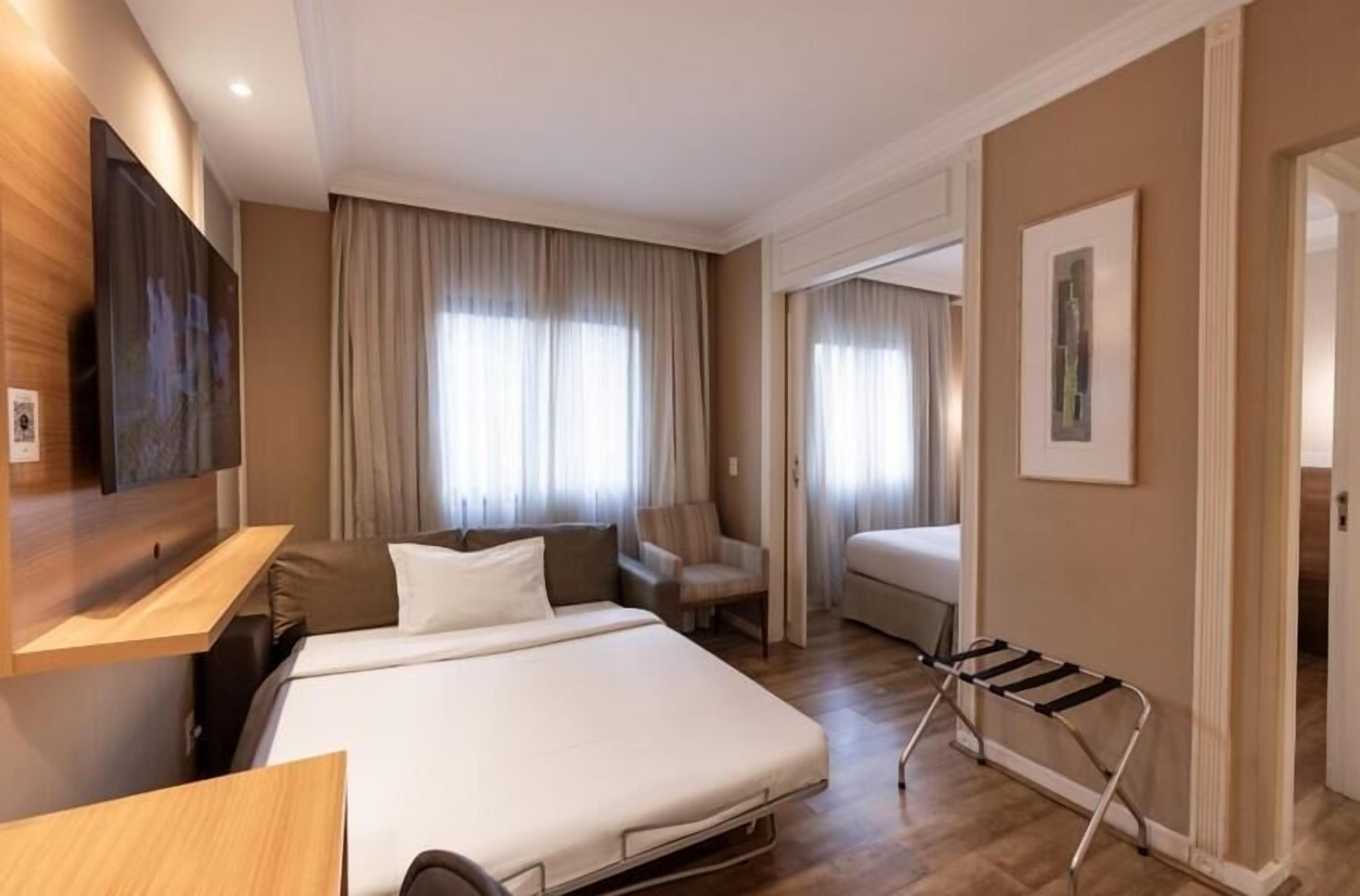 Minibar, Zimmersafe, Schreibtisch, Verdunkelungsvorhänge