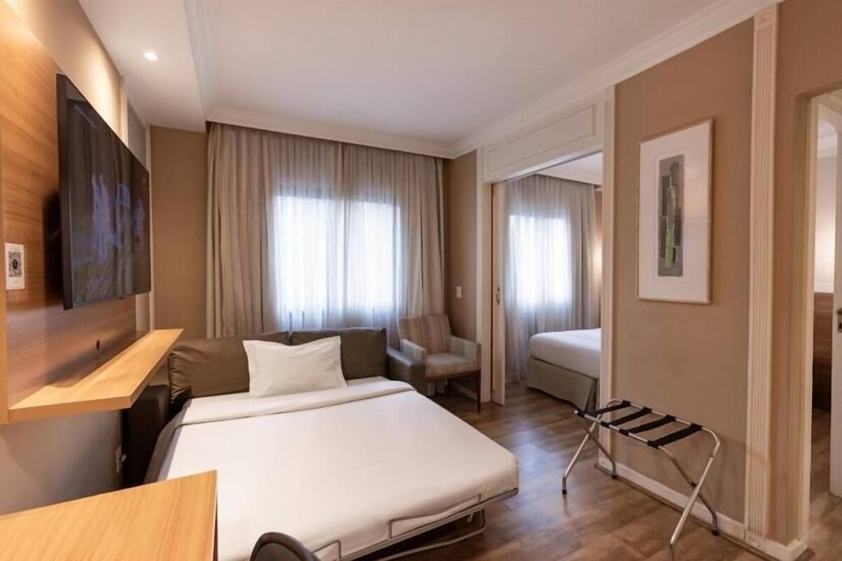 Minibar, Zimmersafe, Schreibtisch, Verdunkelungsvorhänge